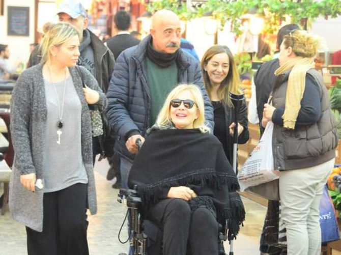 Emel Sayın tekerlekli sandalyede