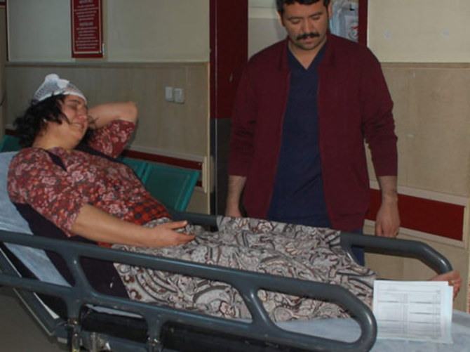 Eşinden boşanan kadına babası sandalyeyle vurdu