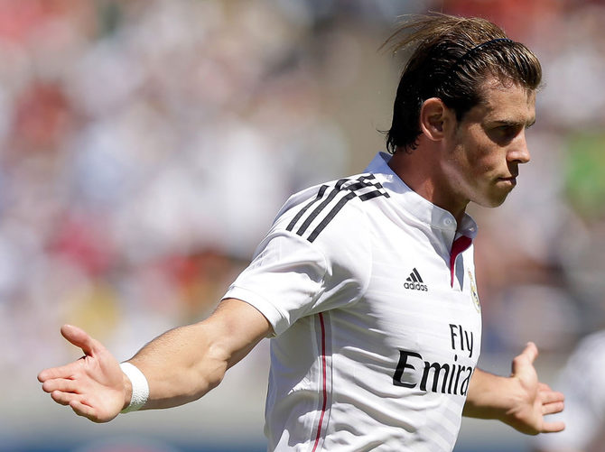 Bale'a şok saldırı! Aracı yumruklandı