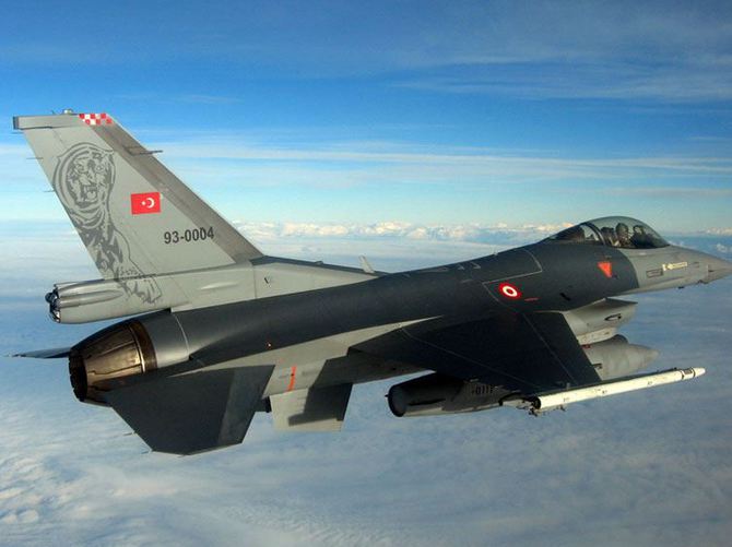 Yunan uçakları Türk jetini taciz etti