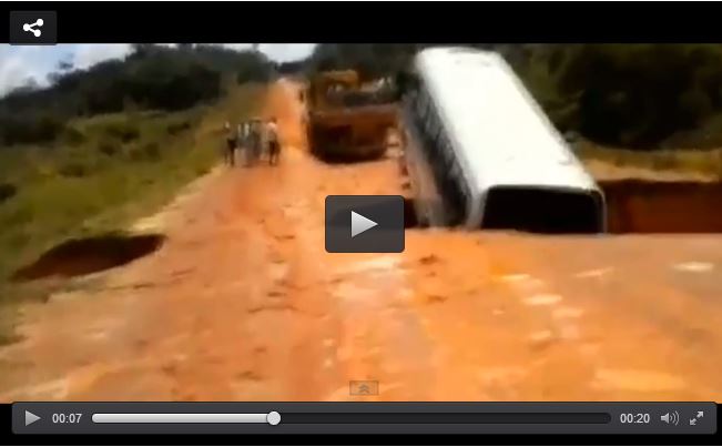 Brezilya’da yolcu otobüsü sele kapıldı