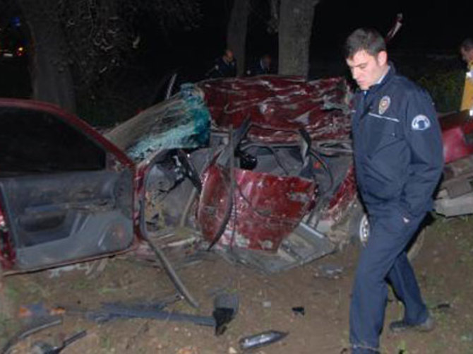 Ağaca çarparak duran otomobilde ağır yaralandı