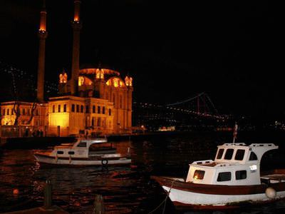 Boğaziçi Köprüsü'nün ışıkları, 'Dünya Saati' için kapatıldı