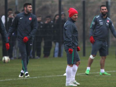 Hollanda maçında Emre'ye şok tepki!