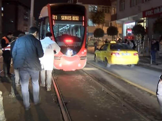 Bacağı tramvay ile kaldırım arasına sıkıştı!