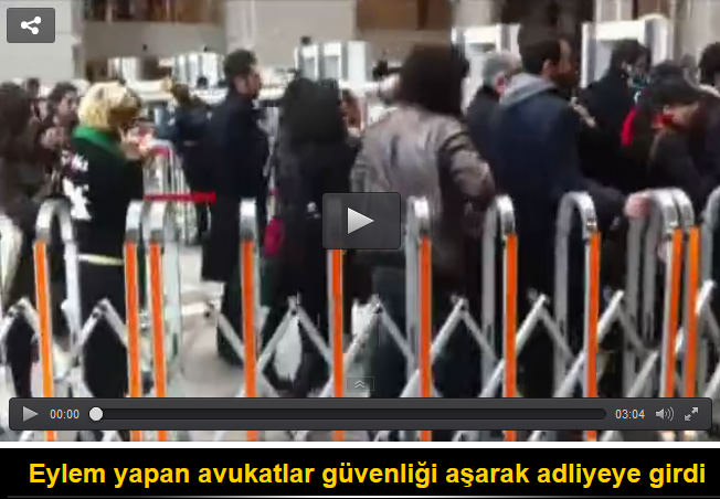Avukatlar güvenliği aşarak adliyeye girdi