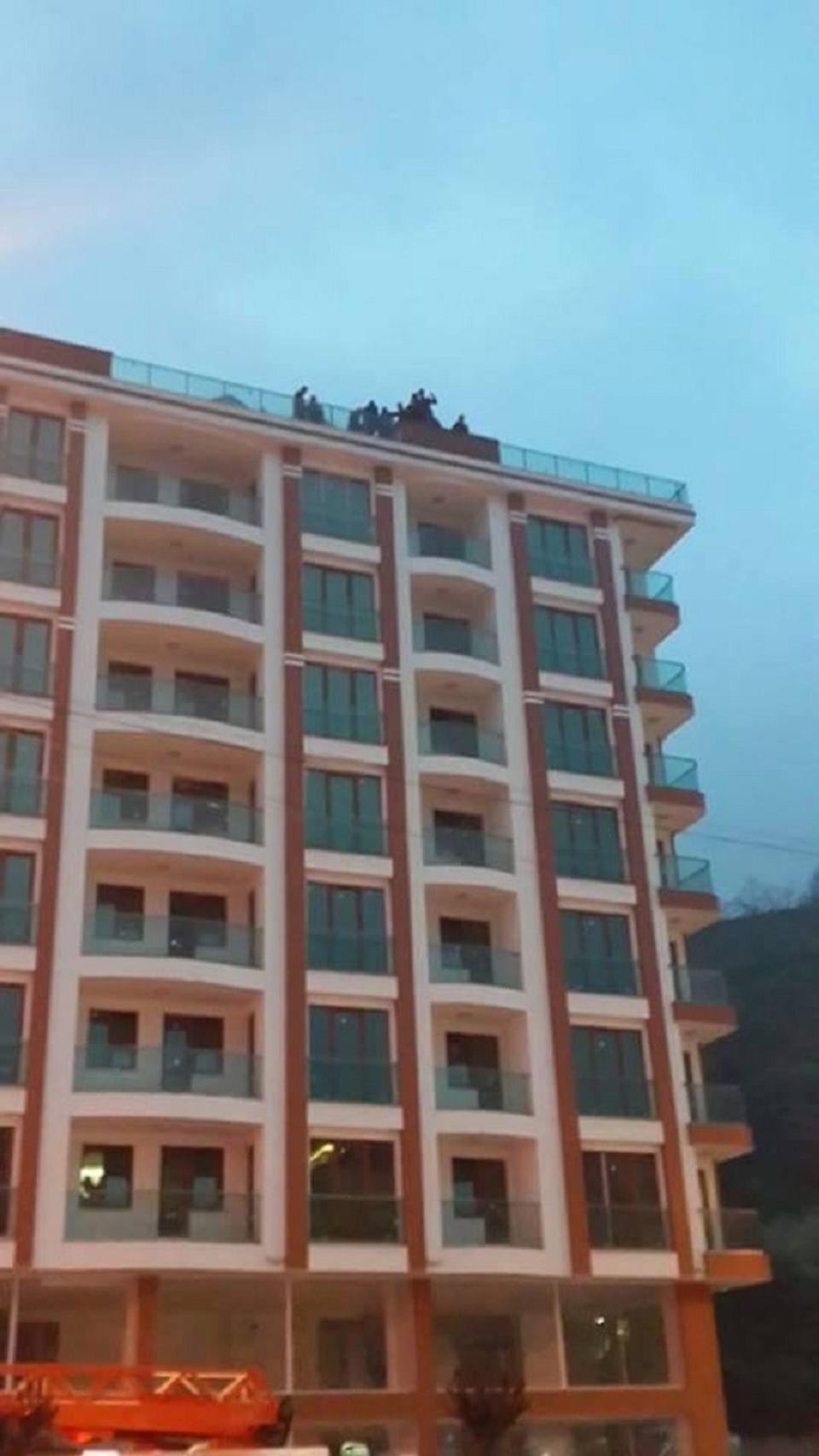 7 kişi aynı anda çatıya çıkıp intihar etmek istedi