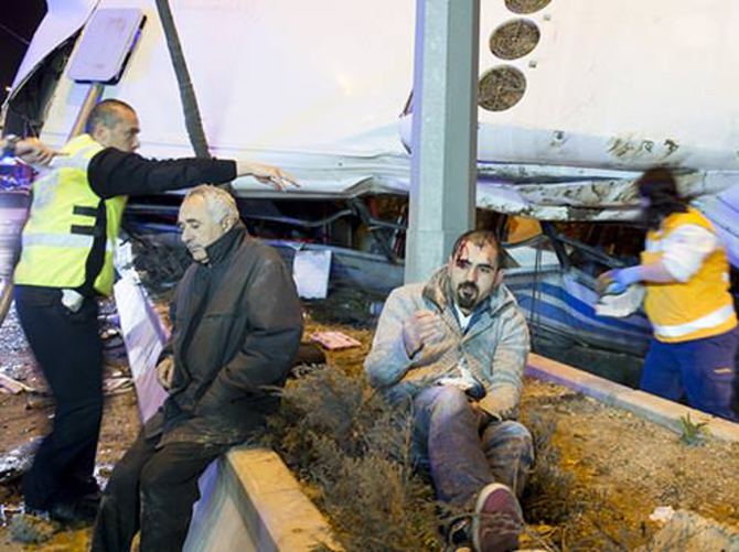 Belediye otobüsü köprüden uçtu
