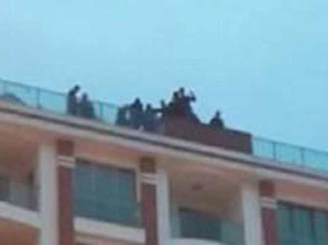 7 kişi aynı anda çatıya çıkıp intihar etmek istedi