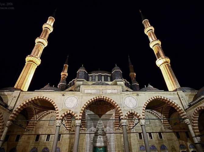 Selimiye kapılarını artık hiç kapatmıyor