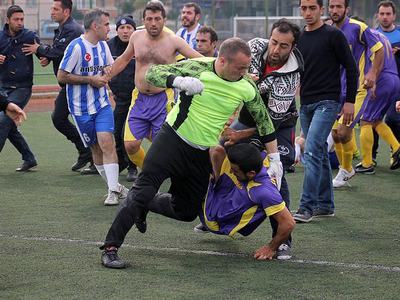 Amatör maçta tekme tokat kavga