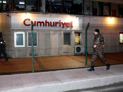 Cumhuriyet başörtülü adaylara taktı