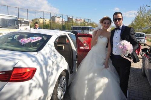 Gelinliğiyle direksiyon sınavına girdi - 1