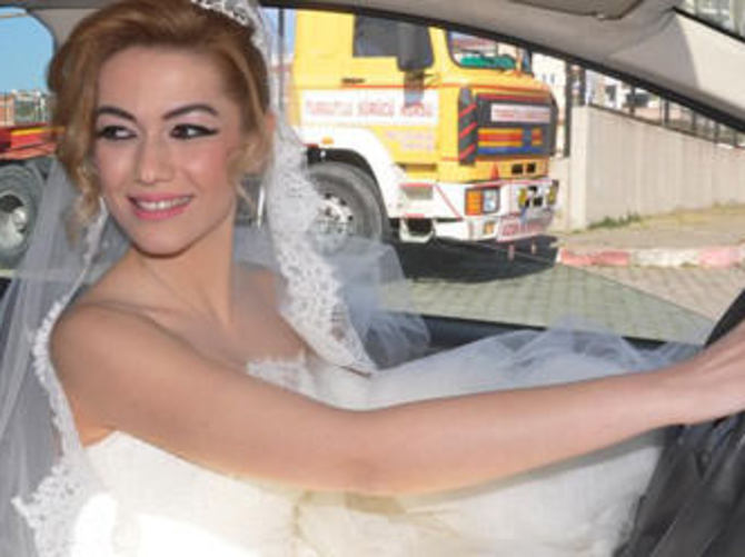Gelinliğiyle direksiyon sınavına girdi