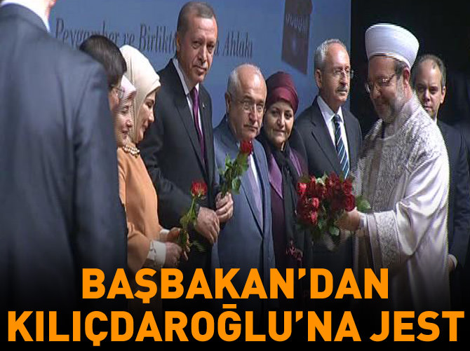 Başbakan Davutoğlu ile Kılıçdaroğlu arasında gül jesti
