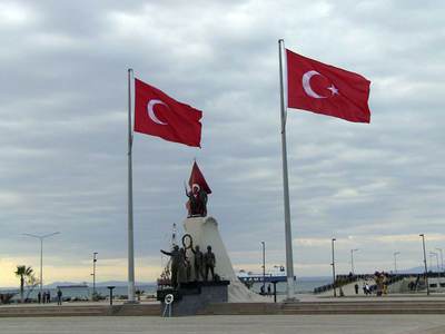 İskenderun’da yıldızsız Türk Bayrağı tepki çekti