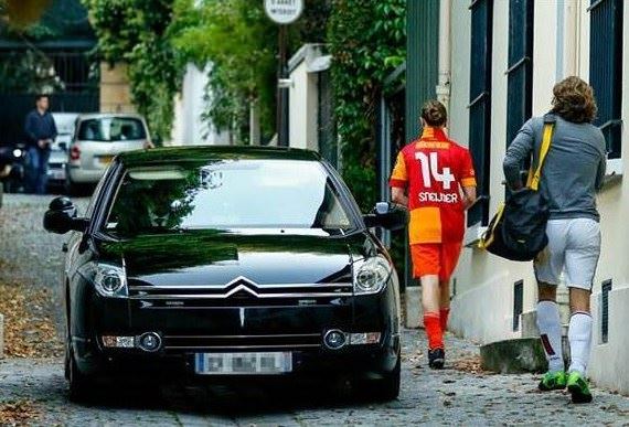 Sarkozy’yi Sneijder’le vurdular
