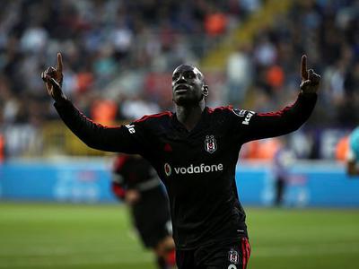 Demba Ba namaza gitti, tüm takım bekledi