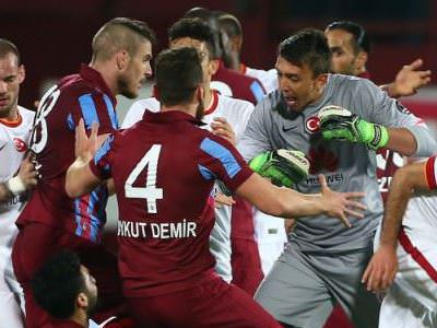 Avni Aker’de ortalık karıştı, futbolcular birbirine girdi