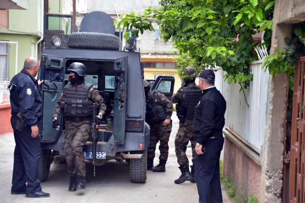 Eşini bıçaklayıp kendini eve kilitledi! - 1