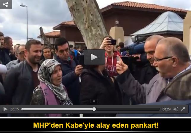 MHP'den Kabe'yle alay eden pankart!
