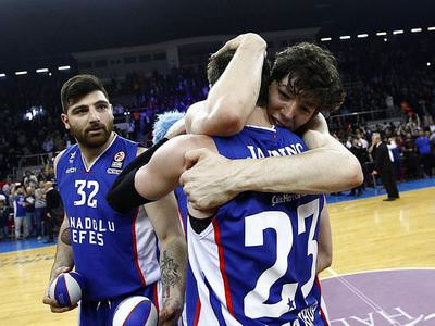 Anadolu Efes son saniyede Real Madrid'i devirdi