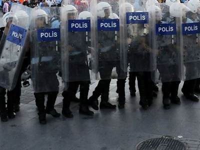 İki polise "eziyet" suçundan hapis cezası