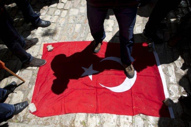 Türk bayrağına çirkin saldırı - 1