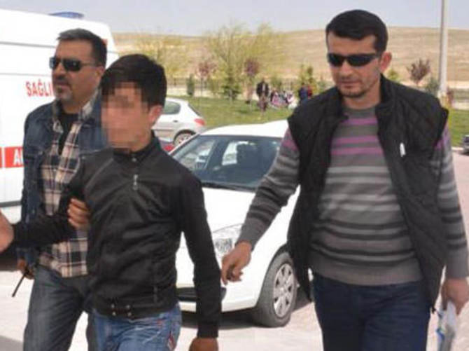 Kız arkadaşının eski sevgilisini bıçaklayarak öldürdü