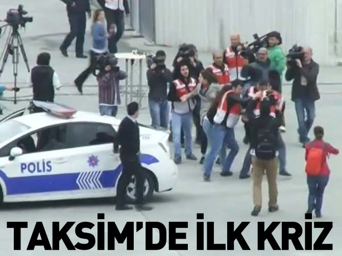 Taksim Meydanı'nda pankart açan 2 kadın gözaltına alındı