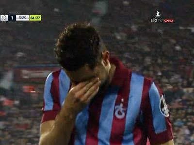 Özer gözyaşlarıyla oyunu terk etti