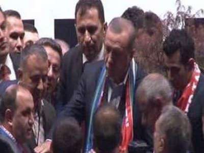 Bu kez Erdoğan korumalarını korudu