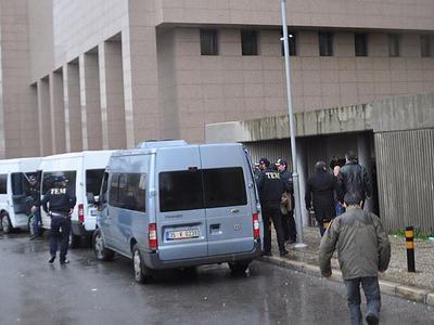 "Paralel Yapı"dan aranan büro amiri teslim oldu