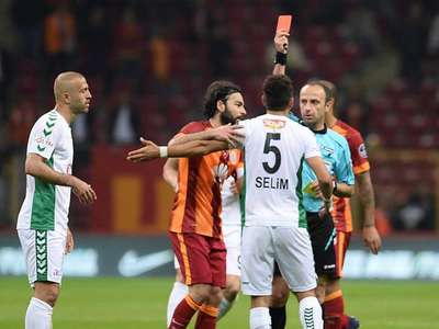 Hakem kırmızı kartı iptal etti!