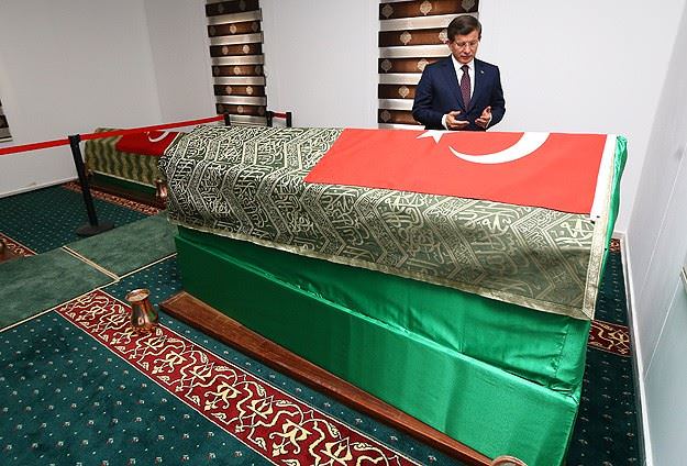 Başbakan Ahmet Davutoğlu, Süleyman Şah Türbesi’ni ziyaret etti