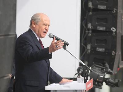 Bahçeli ağzını bozdu, hakaret etti!