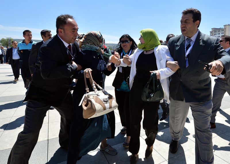 Evren’in cenazesinde protesto: Haram olsun