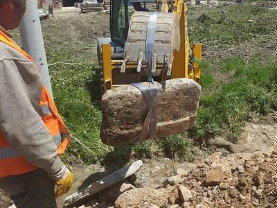 Kanalizasyon kazısından lahit çıktı