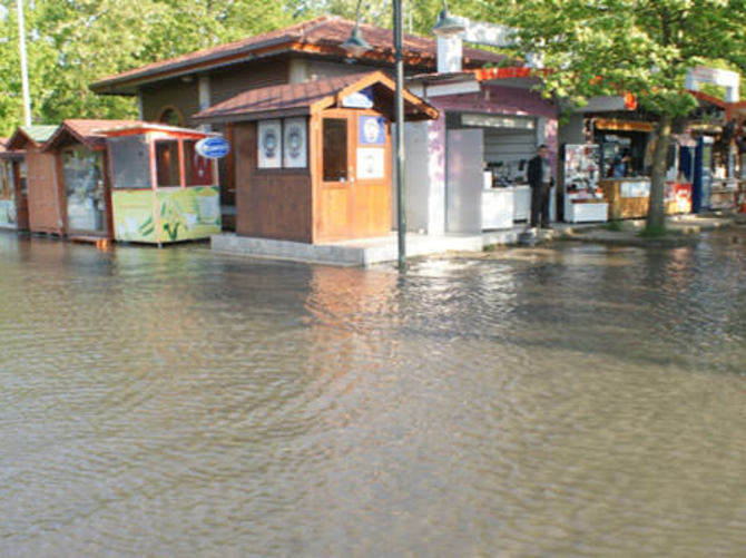Sapanca sular altında kaldı