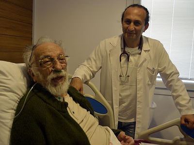 Karikatürist Bedri Koraman hastaneye kaldırıldı