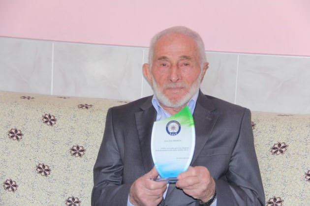 95'lik dede 'yılın şoförü' seçildi - 1
