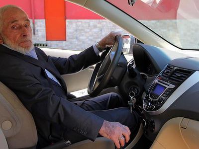 95'lik dede 'yılın şoförü' seçildi