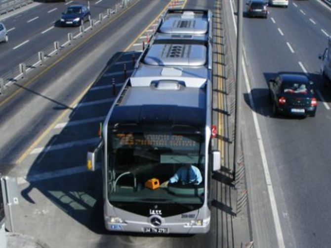 Yolcu metrobüs şoförünü bıçakladı!