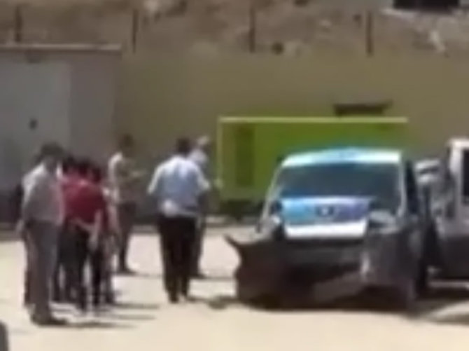 Ticari araç bahçeye uçtu