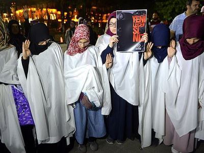 Mursi'nin idam kararı protesto edildi