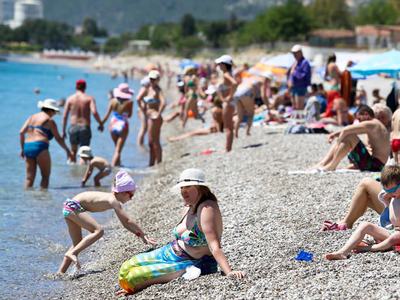 Antalya sahilleri tıklım tıklım