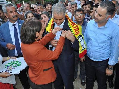 CHP'den istifa etti, 200 kişiyle HDP'ye katıldı