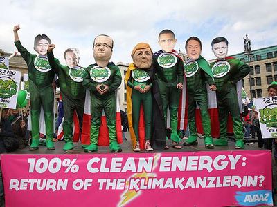 G-7 liderlerine "süper kahraman" protestosu