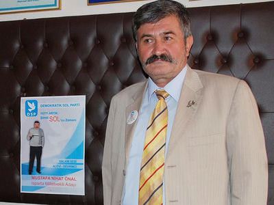 Rakılı seçim afişi istifa ettirdi