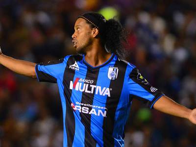 Ronaldinho stadı terk etti